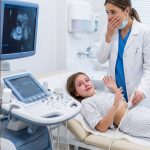 Djevojčica se žali na bolove u stomaku nakon vikenda kod svog očuha.