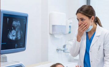 Djevojčica se žali na bolove u stomaku nakon vikenda kod svog očuha.