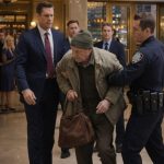 Ponizili su ga pred svima na ulazu u hotel… ne sluteći ni sekunde da će njihova greška sve promijeniti 😱😨