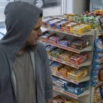 Čovek sumnjivog izgleda ušao je u prodavnicu i s iznenađenjem otkrio da prodavačica spava na poslu, a kasa je otvorena — a dalje se dogodilo nešto neverovatno 😱😨