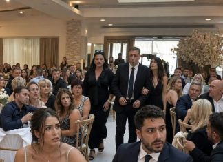 Moji roditelji pojavili su se na mom vjenčanju odjeveni kao za sprovod, samo da me ponize… ali nisu imali pojma da je moj muž pred 180 uzvanika već pripremio njihov pad.