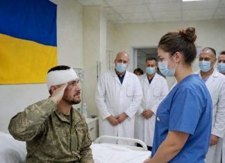 Ljekari su se podsmjehivali novoj medicinskoj sestri, sve dok joj ranjeni vojnik iznenada nije salutirao..…..😲😲😲