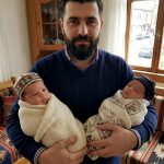 Otišao sam u bolnicu da kući dovedem ženu i naše blizance — ali umjesto Marine, pored beba me je čekala poruka koja me je poslala pravo do moje majke.