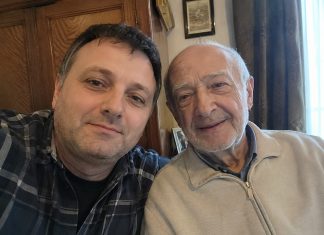 Ovo je bila posljednja fotografija koju sam snimio sa svojim 76-godišnjim ocem koji je imao Parkinsonovu bolest… Dopustio sam svojoj ženi da mu daje plastične tanjure jer su mu se ruke tresle, a pismo koje mi je ostavio još me uvijek proganja