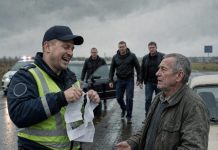 Saobraćajni inspektor je pocepao dokumente penzionera i počeo se smijati… Minutu kasnije, trojica u civilu su stigla… 😲😲😲