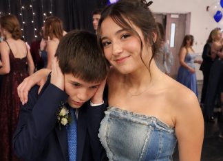 Moja maćeha se nasmijala maturalnoj haljini koju je moj autistični brat sašio od stare odjeće naše pokojne majke — ali karma ju je već čekala
