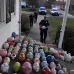 MOJ SIN JE DAO SVU SVOJU UŠTEĐEVINU DA POMOGNE STAROJ KOMŠINICI DA PLATI STRUJU — SLJEDEĆEG JUTRA PROBUDILI SMO SE I ZATEKLI DVORIŠTE PUNO KASICA I POLICIJSKE AUTOMOBILE SVUDA