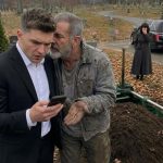 Na očevom grobu, grobljanski radnik me uhvatio za ruku i šapnuo: „Tvoj otac mi je platio da pokopam prazan lijes.“😱