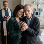 Rekao sam “Da” umirućem strancu u njegovoj bolničkoj sobi – tada sam otkrio šokantnu tajnu koju je skrivao.