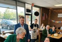 Tokom porodičnog slavlja moja svekrva je zgrabila kozice direktno sa tanjira mojih kćerki i podrugljivo rekla: „One mogu pojesti i ostatke.“ Ono što nije znala jeste da sam upravo spremala otkriti tajnu zbog koje bi cijela sala ostala bez riječi.