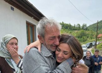 Prodao je posljednji komad zemlje da školuje kćer — a 11 godina kasnije kolona automobila pred njegovom kućom natjerala je cijelo selo na suze