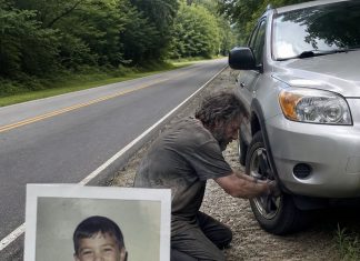 Osamnaest godina nakon što je moj sin nestao, beskućnik mi je promijenio probušenu gumu na Ruti 9… Ali ono što je ostavio u mom automobilu potpuno me slomilo