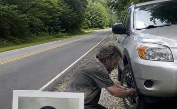 Osamnaest godina nakon što je moj sin nestao, beskućnik mi je promijenio probušenu gumu na Ruti 9… Ali ono što je ostavio u mom automobilu potpuno me slomilo