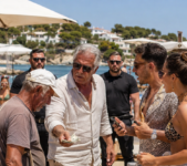 Kad je bogati vlasnik plaže gurnuo novčanice starom prodavaču kukuruza i rekao mu da nestane prije dolaska gostiju, nije znao da u prljavom hladnjaku nosi ugovor koji mu može oduzeti cijelu obalu