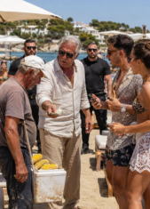 Kad je bogati vlasnik plaže gurnuo novčanice starom prodavaču kukuruza i rekao mu da nestane prije dolaska gostiju, nije znao da u prljavom hladnjaku nosi ugovor koji mu može oduzeti cijelu obalu
