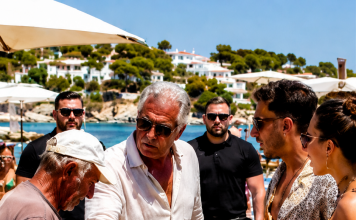 Kad je bogati vlasnik plaže gurnuo novčanice starom prodavaču kukuruza i rekao mu da nestane prije dolaska gostiju, nije znao da u prljavom hladnjaku nosi ugovor koji mu može oduzeti cijelu obalu
