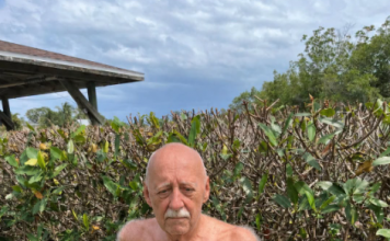 72-godišnji djed ukrao je jaja za svog gladnog unuka… Ali ono što je njegova unuka vidjela na kiši slomilo je svima srce