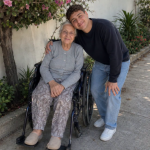 Brinuo sam se o svojoj 90-godišnjoj susjedi jer mi je obećala da ću naslijediti sve što posjeduje. Kad je umrla, nije mi ostavila NIŠTA. Ali sljedećeg jutra njezin odvjetnik pokucao je na moja vrata i rekao: “Ostavila vam je jednu stvar.”