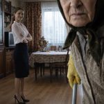 Svekrva milionerka se pretvarala da je čistačica kako bi testirala snaju, uverena da se ona udala za njenog sina samo zbog novca. - featured image