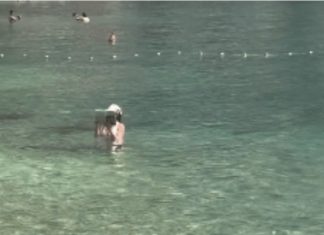 “Ovo je kraj svijeta” Žena snimljena u Crnoj Gori kako USRED MORA RADI OVO i internet je doslovno eksplodirao “Ovo je kraj svijeta” Žena snimljena u Crnoj Gori kako USRED MORA RADI OVO i internet je doslovno eksplodirao - featured image