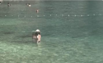 “Ovo je kraj svijeta” Žena snimljena u Crnoj Gori kako USRED MORA RADI OVO i internet je doslovno eksplodirao - featured image