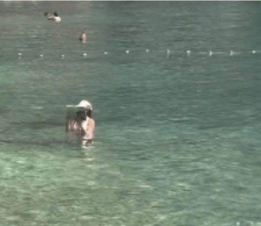 “Ovo je kraj svijeta” Žena snimljena u Crnoj Gori kako USRED MORA RADI OVO i internet je doslovno eksplodirao - featured image
