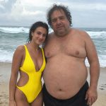 Dvadesetogodišnja žena smijala se debelom, neurednom muškarcu starijem od 50 godina koji je bio zaljubljen u nju… Ali ostala je šokirana kad je otkrila da je taj isti muškarac “siromašnog izgleda” zapravo milijunaš — pa je smislila plan, ne znajući da je on već jedan korak ispred nje 😱 - featured image