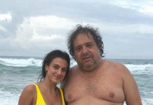 Dvadesetogodišnja žena smijala se debelom, neurednom muškarcu starijem od 50 godina koji je bio zaljubljen u nju… Ali ostala je šokirana kad je otkrila da je taj isti muškarac “siromašnog izgleda” zapravo milijunaš — pa je smislila plan, ne znajući da je on već jedan korak ispred nje 😱 Dvadesetogodišnja žena smijala se debelom, neurednom muškarcu starijem od 50 godina koji je bio zaljubljen u nju… Ali ostala je šokirana kad je otkrila da je taj isti muškarac “siromašnog izgleda” zapravo milijunaš — pa je smislila plan, ne znajući da je on već jedan korak ispred nje 😱 - featured image