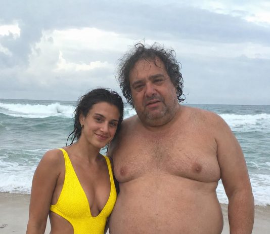 Dvadesetogodišnja žena smijala se debelom, neurednom muškarcu starijem od 50 godina koji je bio zaljubljen u nju… Ali ostala je šokirana kad je otkrila da je taj isti muškarac “siromašnog izgleda” zapravo milijunaš — pa je smislila plan, ne znajući da je on već jedan korak ispred nje 😱 - featured image