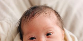 Kad se moja beba rodila s Downovim sindromom, potpisala sam papire da ga ostavim u bolnici… Ali dok sam odlazila, medicinska sestra potrčala je za mnom i rekla jednu rečenicu zbog koje sam se ukočila na mjestu - featured image
