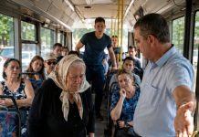 “Gospođo, silazite! S tim vrećama punim povrća nemate što tražiti u autobusu!” rekao je vozač 77-godišnjoj baki pred svim putnicima. Nekoliko minuta kasnije ustao je samo jedan čovjek i promijenio sve…