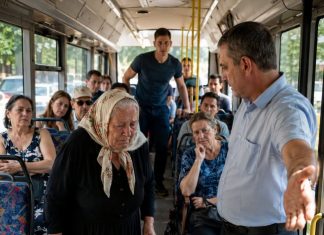 “Gospođo, silazite! S tim vrećama punim povrća nemate što tražiti u autobusu!” rekao je vozač 77-godišnjoj baki pred svim putnicima. Nekoliko minuta kasnije ustao je samo jedan čovjek i promijenio sve…