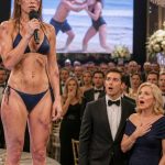 Moj dečko ostavio me ozlijeđenu i krvavu na plaži, dok je njegova majka u bolnici svima govorila: „Ona samo traži pažnju.“ Nisam se branila. Dva tjedna poslije, na proslavi godišnjice njegove tvrtke, popela sam se na pozornicu, povezala mobitel s golemim ekranom i gledala kako mu samouvjereni osmijeh nestaje prije nego što su se uopće pojavili najgori dokazi