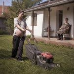Pokosila sam travu 82-godišnjoj udovici iz susjedstva; sljedećeg jutra sudski izvršitelj pokucao je na moja vrata sa zahtjevom od kojeg mi se sledila krv u žilama.