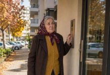 Sin me ostavio ispred zgrade i preko portafona rekao: „Mama, nemoj više dolaziti nenajavljeno. Mojoj ženi to smeta.“ Ostavila sam košaru kraj vrata i otišla. Ali kad je moja snaha saznala što je učinio, njezina je reakcija promijenila sve…