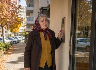 Sin me ostavio ispred zgrade i preko portafona rekao: „Mama, nemoj više dolaziti nenajavljeno. Mojoj ženi to smeta.“ Ostavila sam košaru kraj vrata i otišla. Ali kad je moja snaha saznala što je učinio, njezina je reakcija promijenila sve…