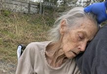 Pronašla sam 95-godišnju ženu omamljenu, kako sjedi u invalidskim kolicima uz pustu cestu, i odvezla je u bolnicu… Ali kad se probudila i ispričala nam što se dogodilo, svi su se ukočili