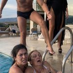 Bahata žena naredila da svekrvu drže u hotelskom bazenu — nije znala da pred njom stoje vlasnica lanca i prava supruga njenog „muža“