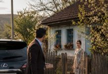 Bogataš se vratio u selo nakon 16 godina kako bi zatražio oprost od majke — ali žena na vratima otkrila je tajnu koja mu je zauvijek promijenila život