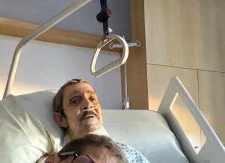Moj 86-godišnji suprug zamolio me da se nasmiješim za našu posljednju fotografiju pokraj njegova bolničkog kreveta… Nisam razumjela zašto sve dok mi medicinska sestra nije predala ono što je potajno pripremio za mene…