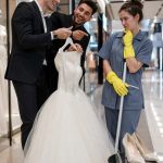 👰 Bogati vlasnik salona vjenčanica odlučio je sa svojim prijateljem okrutno se našaliti s mladom čistačicom. Rekao joj je da će je istog dana oženiti ako obuče najskuplju vjenčanicu i cipele u salonu. Djevojka je pristala, ali nitko od njih nije ni slutio što će se dogoditi kada izađe iz garderobe…