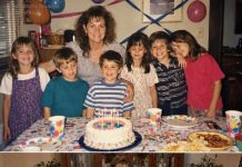 Čekala sam 4 sata da mi šestero djece stigne za moj 60. rođendan, ali kuća je ostala tiha – sve dok mi policajac nije dao poruku koja mi je zaledila srce