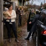 Kad ju je zaručnik ostavio s jednogodišnjim djetetom, cijelo selo se smijalo — sve dok se pred Tanjinom kućom nije zaustavio crni automobil i iz njega izašao čovjek kojeg nitko nije očekivao