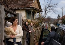 Kad ju je zaručnik ostavio s jednogodišnjim djetetom, cijelo selo se smijalo — sve dok se pred Tanjinom kućom nije zaustavio crni automobil i iz njega izašao čovjek kojeg nitko nije očekivao