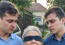 Roditelji su ih napustili kad su imali dvije godine, a baka ih je prehranila prodajući povrće i radeći po tuđim poljima – dvadeset i tri godine poslije stavili su joj povez preko očiju i u ruku spustili mali mjedeni ključ…