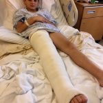 Otišla sam u bolnicu da se brinem o sinu koji je imao slomljenu nogu, ali medicinska sestra mi je krišom gurnula komadić papira u ruku i šapnula: „Laže. Provjerite kameru iz sobe u 3 ujutro.“ 😰😨