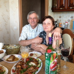 Više od 30 godina moj me muž svake večeri tjerao da pijem iz iste neoznačene boce. Mislila sam da me toliko mrzi da me polako truje — ali šest dana nakon njegove smrti liječnik je zaključao vrata…