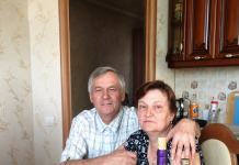 Više od 30 godina moj me muž svake večeri tjerao da pijem iz iste neoznačene boce. Mislila sam da me toliko mrzi da me polako truje — ali šest dana nakon njegove smrti liječnik je zaključao vrata…