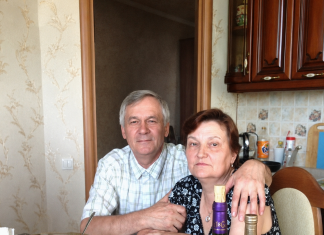 Više od 30 godina moj me muž svake večeri tjerao da pijem iz iste neoznačene boce. Mislila sam da me toliko mrzi da me polako truje — ali šest dana nakon njegove smrti liječnik je zaključao vrata…