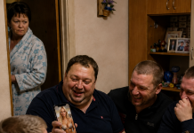 Slučajno sam čula kako muž svojim prijateljima priča o sedmodnevnom odmoru s ljubavnicom i pokazuje im fotografiju mlade djevojke; ali kada se vratio s odmora, pripremila sam mu iznenađenje koje nikada neće zaboraviti 😱
